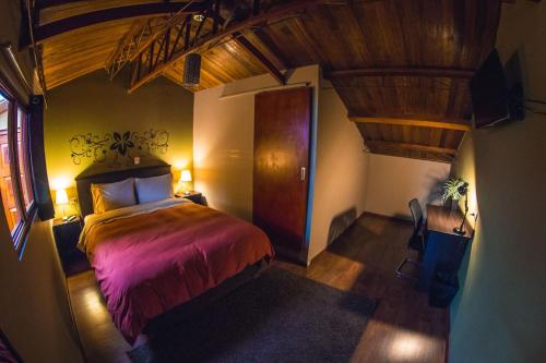 库斯科Wild Rover Cusco的一间卧室配有一张床和一扇木门