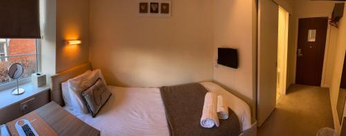曼斯菲尔德281 Hotel & Restaurant的一间小卧室,配有床和窗户