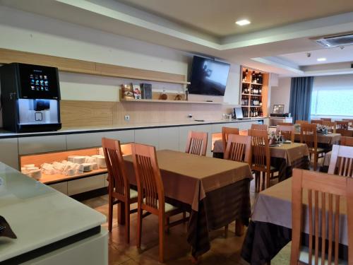 查韦斯阿尔贝加博尔赫斯酒店的一间带桌椅和电视的餐厅