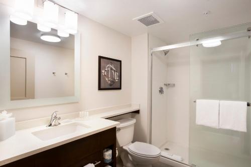 福斯特城圣马特奥福斯特城万豪广场套房酒店的一间带水槽、卫生间和淋浴的浴室