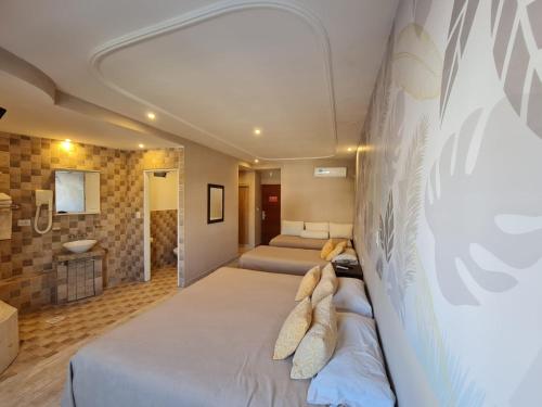 特尔马斯德里奥翁多六世纪酒店的一间卧室,配有两张床