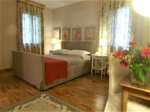 佐罗布兰科拉甘瑟德吉迪尼尔住宿加早餐旅馆的一间卧室配有一张床、一张桌子和鲜花
