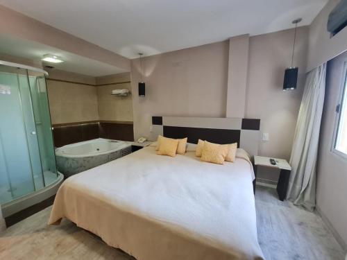 特尔马斯德里奥翁多六世纪酒店的一间卧室设有一张大床和一个浴缸