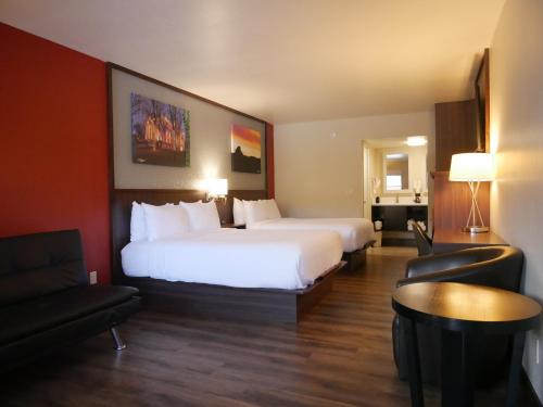 普雷斯科特Days Inn by Wyndham Prescott的酒店客房设有一张大床和一张沙发。