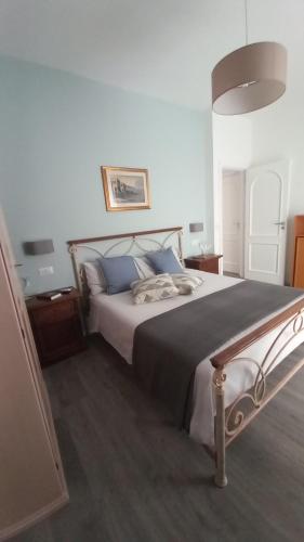 勒托阳尼Le Spiagge的一间卧室配有一张带蓝色枕头的大床