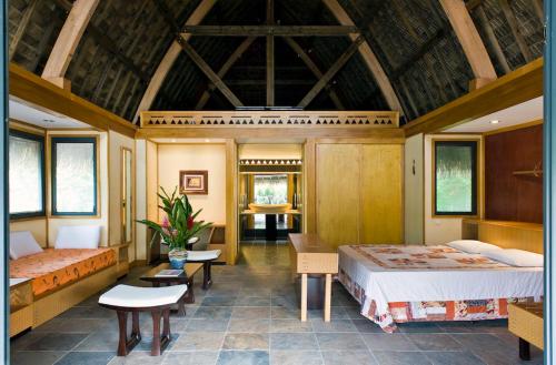 法勒麦台拉皮塔村胡阿希酒店的一间带两张床的卧室和大型天花板