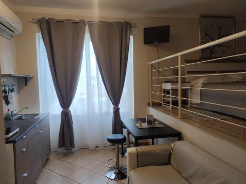 锡尼亚Appartamenti la Piazzetta vicino a Firenze的一间带沙发、书桌和双层床的卧室