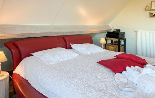 迪克斯梅德Awesome Home In Diksmuide With Wifi的红色的床,配有白色床单和红色枕头