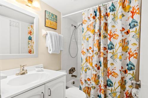 圣奥古斯丁海滩Unit 5211 - Ocean Racquet Resort的浴室设有淋浴帘、卫生间和水槽