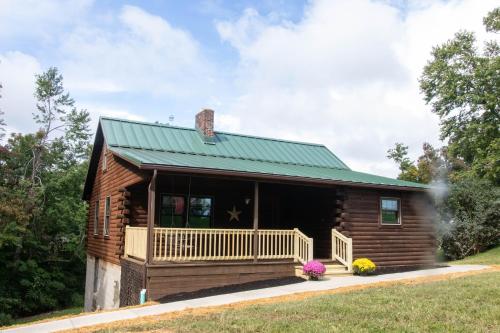 米勒斯堡Maple Leaf Cabin的小木屋,设有绿色屋顶