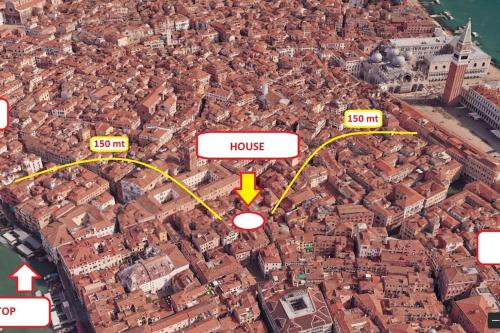 威尼斯The Most Central In Venice [ San Marco Rialto ]的城市地图,有房屋和黄色箭头
