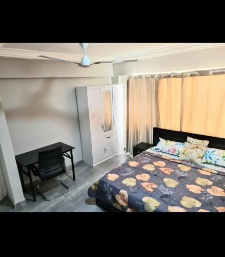 KwedonuAd apartment的一间卧室配有一张床和一张书桌