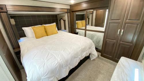 Bolivar PeninsulaBeachy Getaway & Small Dog Friendly的卧室配有一张白色大床和镜子
