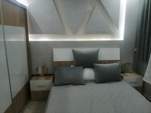 拉巴特Hassan Rabat的一间卧室配有一张带蓝色枕头的床