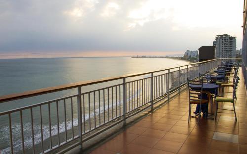 曼塔曼塔霍斯特酒店的一个带椅子的阳台,享有海滩美景