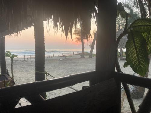 图斯潘罗德里格斯卡诺Eco cabaña Mimi的从海滩别墅的门廊上可欣赏到海滩景色