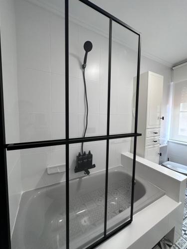 库迪列罗La Austera的浴室设有浴缸和淋浴。