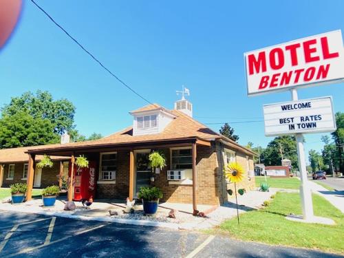 本顿Benton Motel的汽车旅馆房间前的汽车旅馆标志