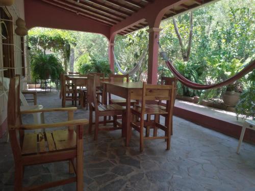 Los PotrerillosHostal Izacalli的一间带桌椅的用餐室