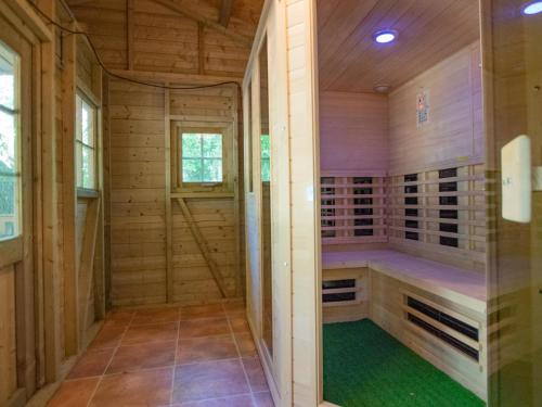 乌登Villa Maashorst的一间设有木墙和绿色地板的桑拿浴室