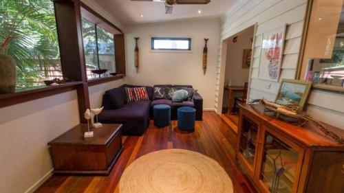 阿卡狄亚Tamarinds Beach House的客厅配有沙发和桌子