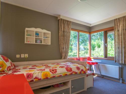 乌登Villa Maashorst的儿童卧室配有一张床和一个窗户