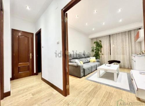 毕尔巴鄂Santuchu Apartamento Elegante con wifi的带沙发和镜子的客厅