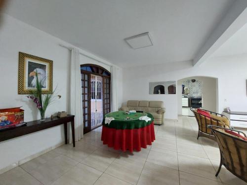 迈林克Sitio Recanto da Alegria - MAIRINQUE的客厅,中间配有桌子