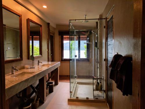 丽贝岛Cashewnut Cove的一间带两个水槽和玻璃淋浴间的浴室