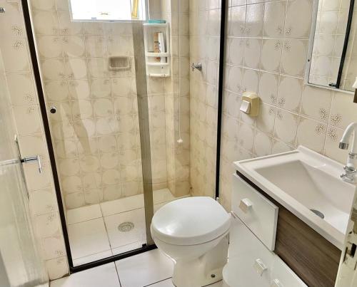 巴拉奈里奥-坎布里乌Apto espaçoso uma quadra do mar com garagem的带淋浴、卫生间和盥洗盆的浴室