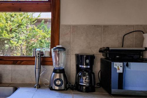 拉安戈斯图拉镇Casa AICU的厨房柜台配有搅拌机和咖啡设施