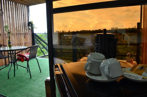 蒙特内哥罗GLAMPING CAFETOS的客房享有带桌子的阳台的景致。