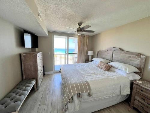 德斯坦Beachfront Retreat- "The Getaway"的一间卧室设有一张床,享有海景