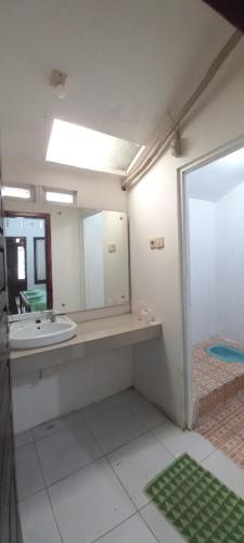 庞卡兰布翁Bubuhan Kita Guest House Syariah的一间带水槽和镜子的浴室