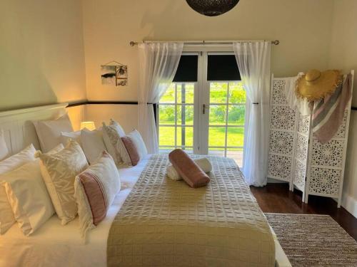 CapelSecluded rural retreat in Southwest WA的卧室配有一张大白色床和窗户