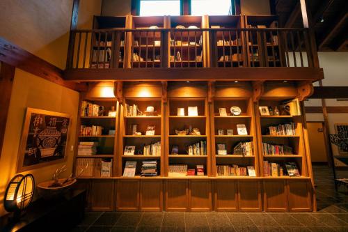 神户阿里马萨恩索夫格索贝烁酒店的书架上书库里藏着书籍