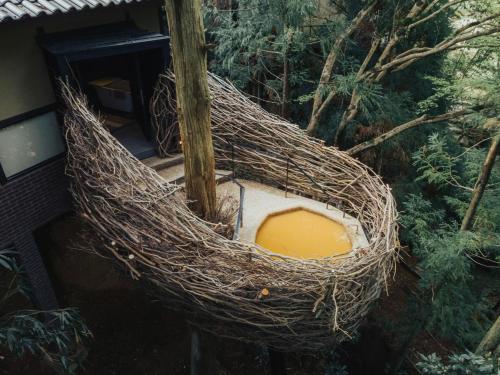 神户阿里马萨恩索夫格索贝烁酒店的鸟巢内有黄色