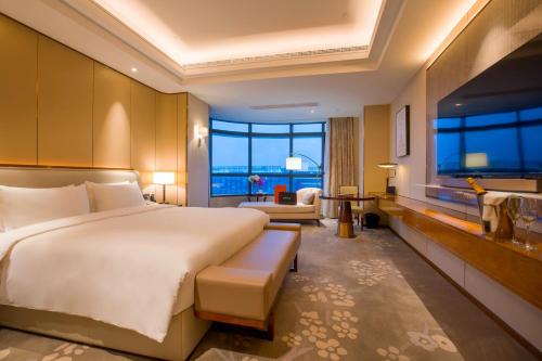 杭州杭州华盛达雷迪森广场酒店的一间卧室设有一张大床和一个大窗户
