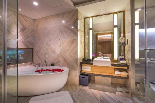 杭州杭州华盛达雷迪森广场酒店的带浴缸和盥洗盆的浴室