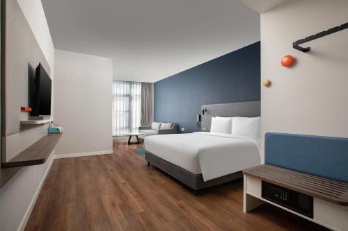 上海上海唐镇智选假日酒店的配有一张床和一把椅子的酒店客房