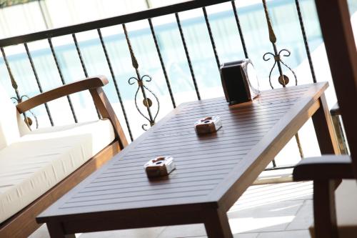 帕塔拉阿波罗大酒店 的一张木桌,坐在阳台顶部