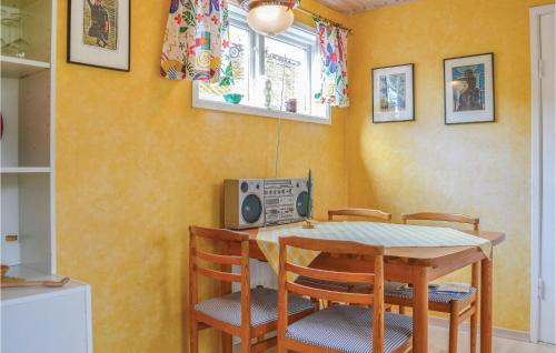 Onsala奥兰加一室公寓度假屋的一间带桌椅和电视的用餐室