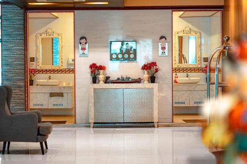 Ban Bang Phli Yai蓝天机场酒店的浴室设有2个水槽和2面镜子