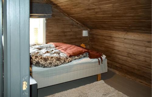 Treungen5 Bedroom Gorgeous Home In Treungen的卧室配有木墙内的一张床