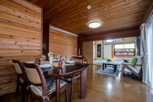富士河口湖Stella Rental Villa Engawa House的一间带桌椅的用餐室