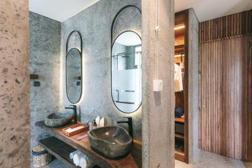 富国JM Boutique Hotel的浴室设有2个水槽和2面镜子