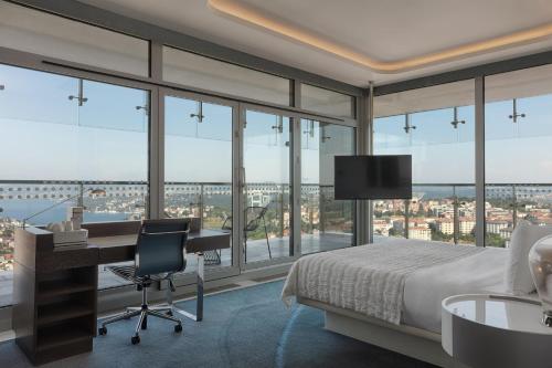 伊斯坦布尔艾美伊斯坦布尔艾提乐酒店的一间卧室配有一张床和一张书桌