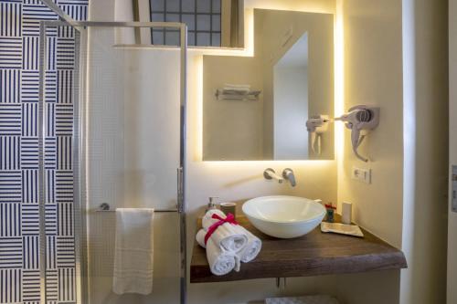 圣安吉洛Sea & Sun Guest House的一间带水槽和镜子的浴室