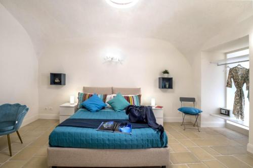 圣安吉洛Sea & Sun Guest House的一间卧室配有一张带蓝色枕头的床
