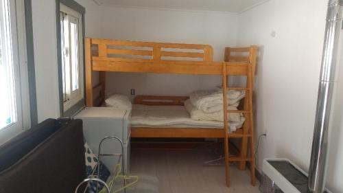 赤井川Ski base的一间小房间,房间内设有一张双层床